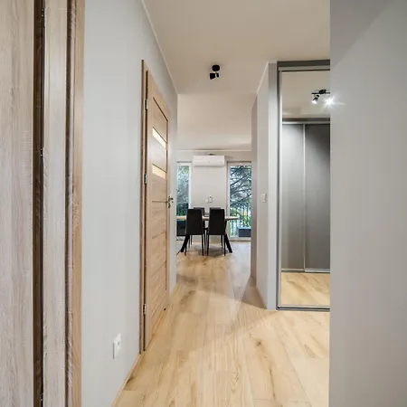 Airport Deluxe Apartment *